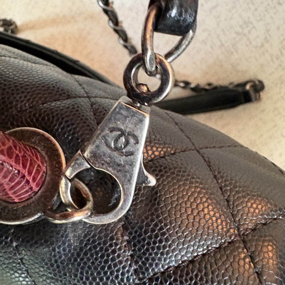 Quilted Leather Chanel Bag with Purple Python Handle and Shoulder Chain - Picture 6 of 8